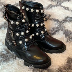 Pearl details leather boots.